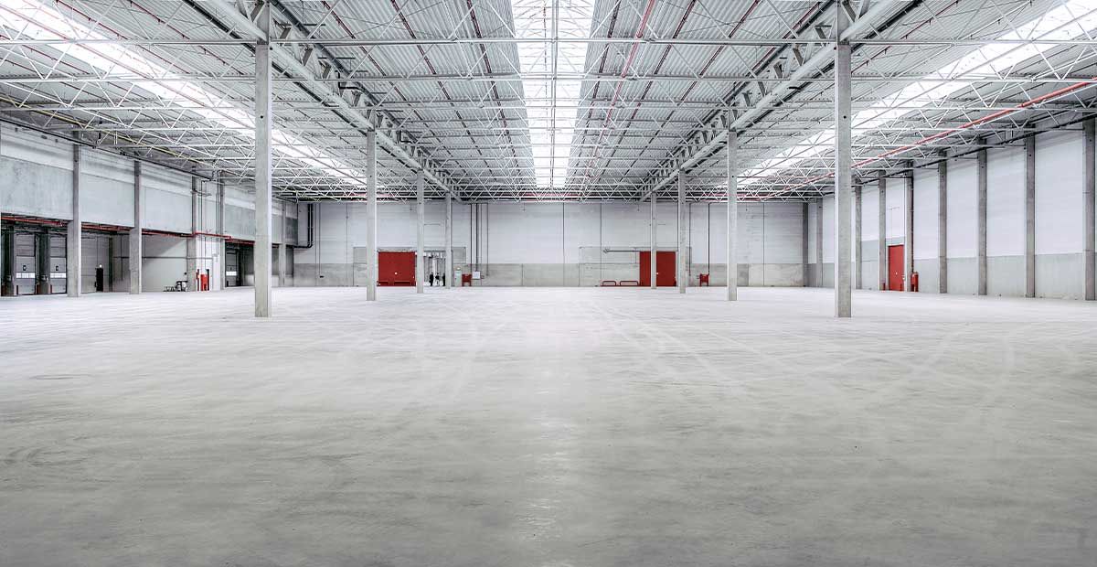 RME | Assetklasse Industrial: Große leere Lagerhalle von innen