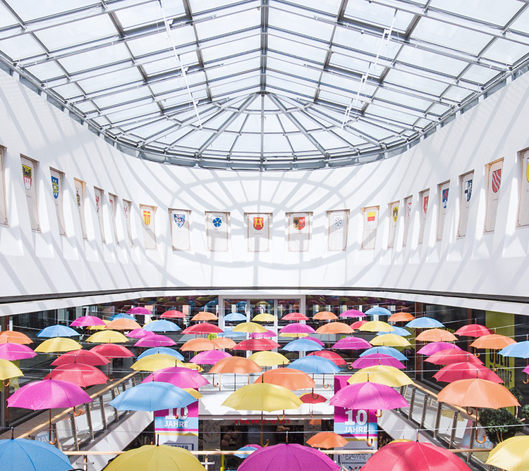 RME | Retail | Projekt: Haerder Center – Innenansicht von Oberlicht mit Dekoration aus bunten Regenschirmen